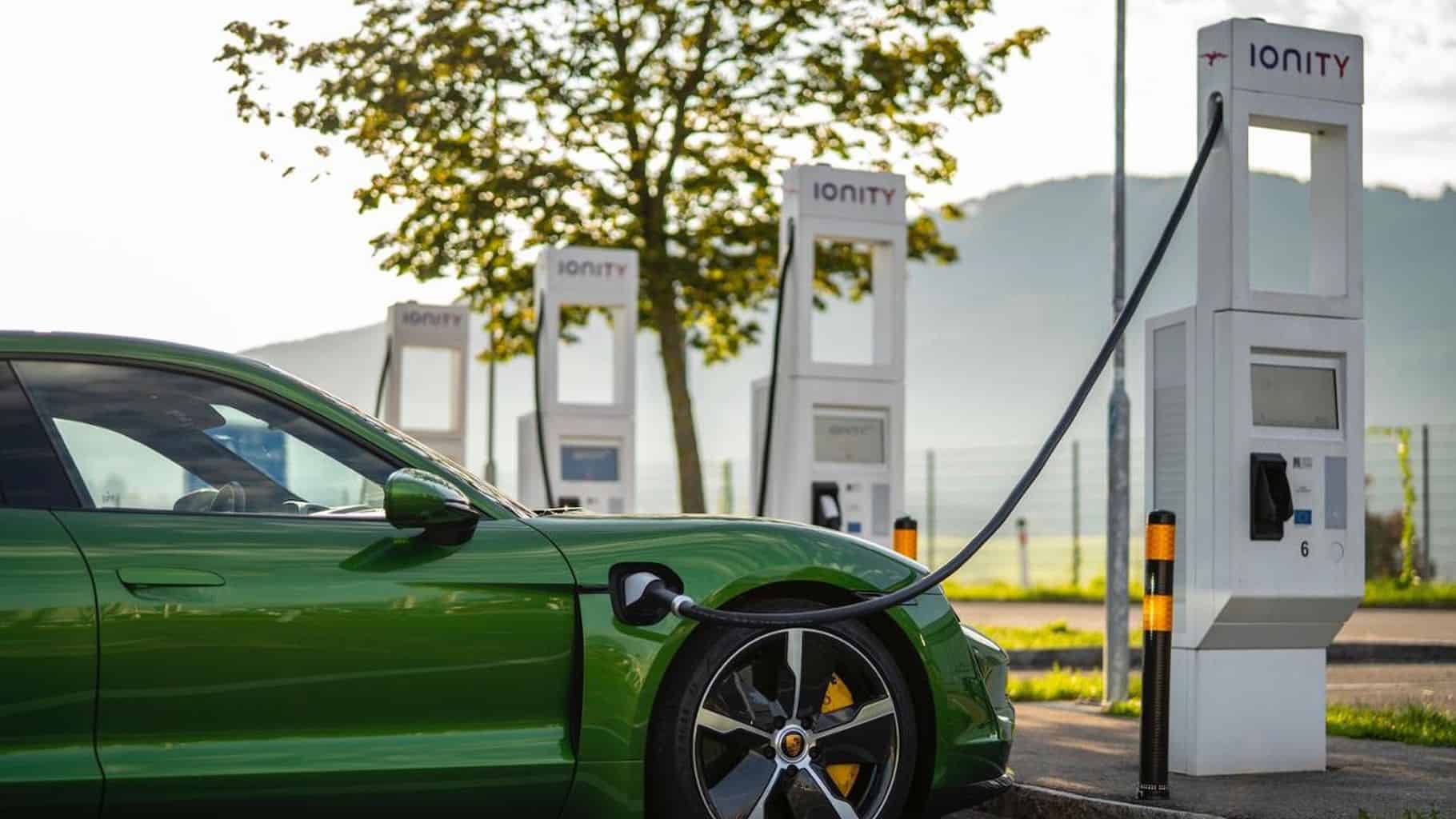 Porsche Charging Service: Mehr als 100.000 AC- und DC-Ladepunkten in zehn Ländern