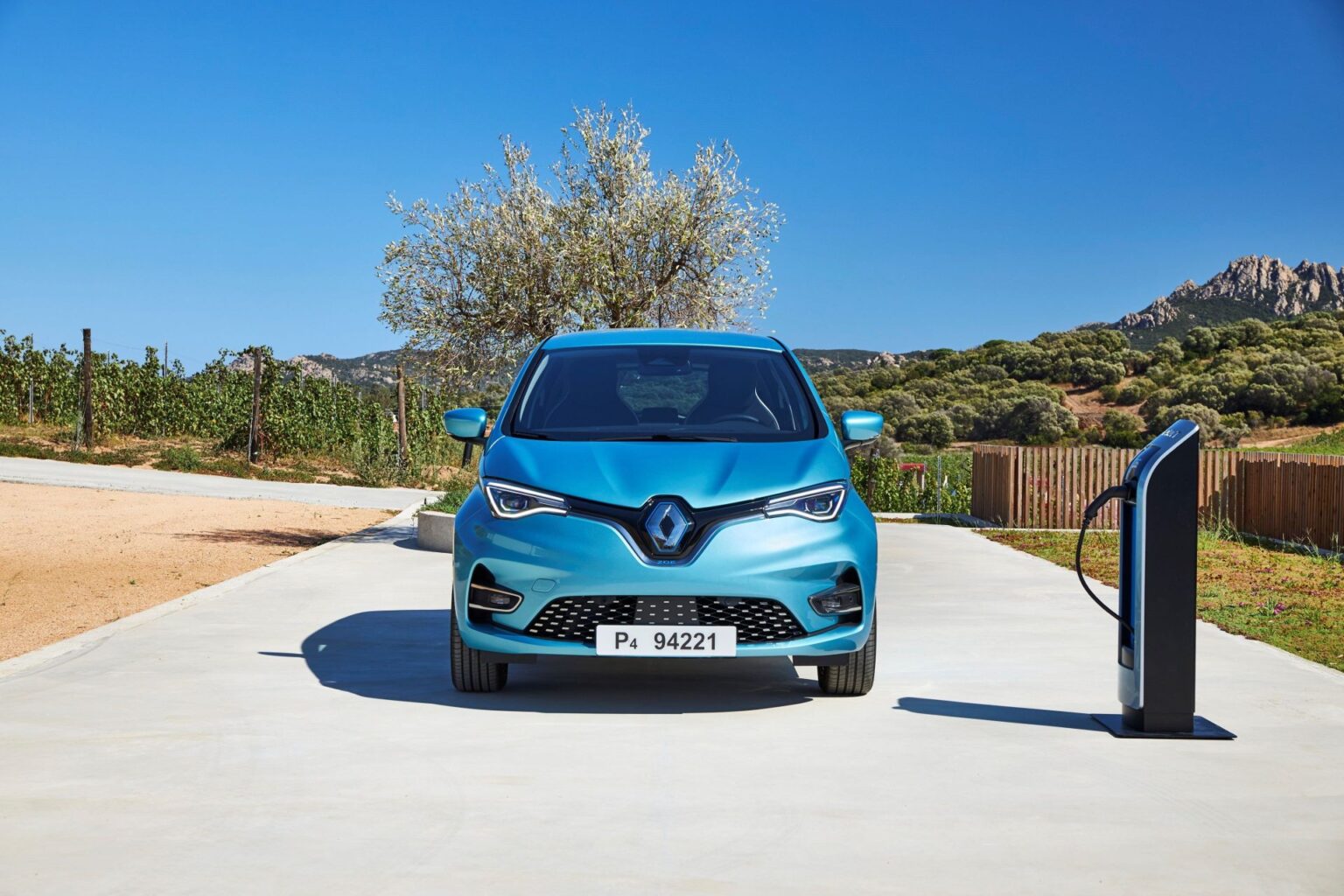 Der 6.000-Euro-Elektrobonus von Renault setzt sich zusammen aus dem aktuell gültigen Umweltbonus des Bundesamts für Wirtschaft und Ausfuhrkontrolle (BAFA) in Höhe von 2.000 Euro (unverändert) und der auf jetzt 4.000 Euro erhöhten Renault Förderung. Die Erhöhung der Renault Förderung gilt so lange, bis die erhöhte BAFA-Prämie in Kraft tritt.