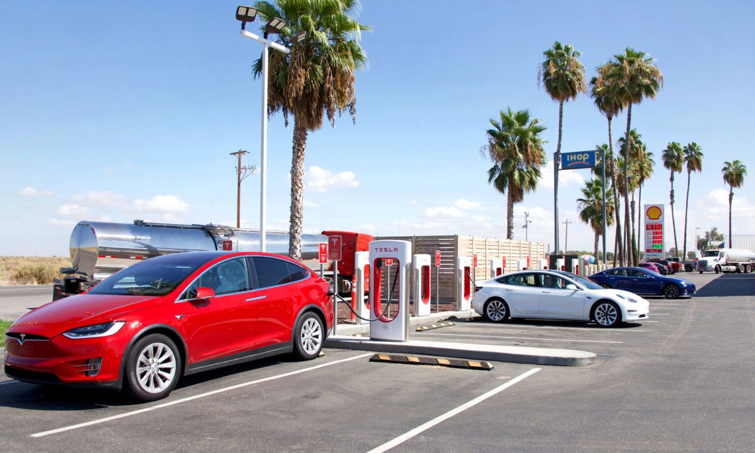 Tesla nun weltgrößter Elektroauto-Hersteller, Schnellladenetzwerk als Wettbewerbsvorteil