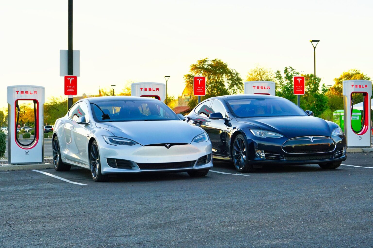 Tesla nimmt Drittanbieter-Ladestationen in Fahrzeugnavigation auf