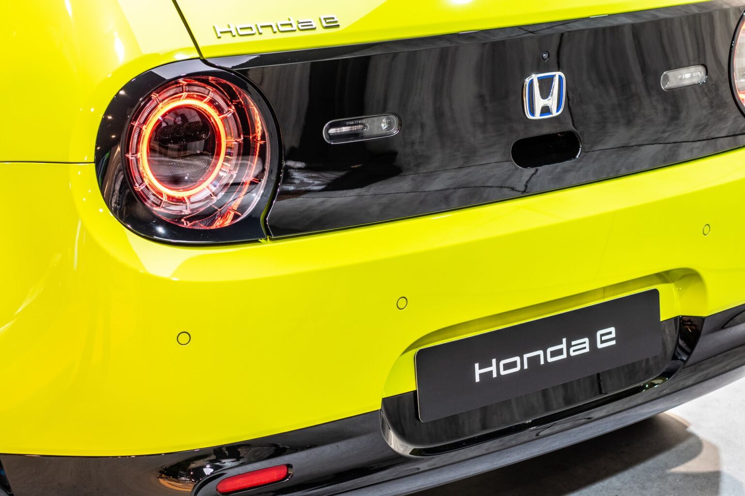 Elektro-Kleinwagen Honda e ab 23.517 Euro auf der Straße unterwegs
