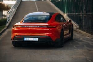 Porsche und Tesla trotzen Corona mit hohen Gewinnen pro Fahrzeug