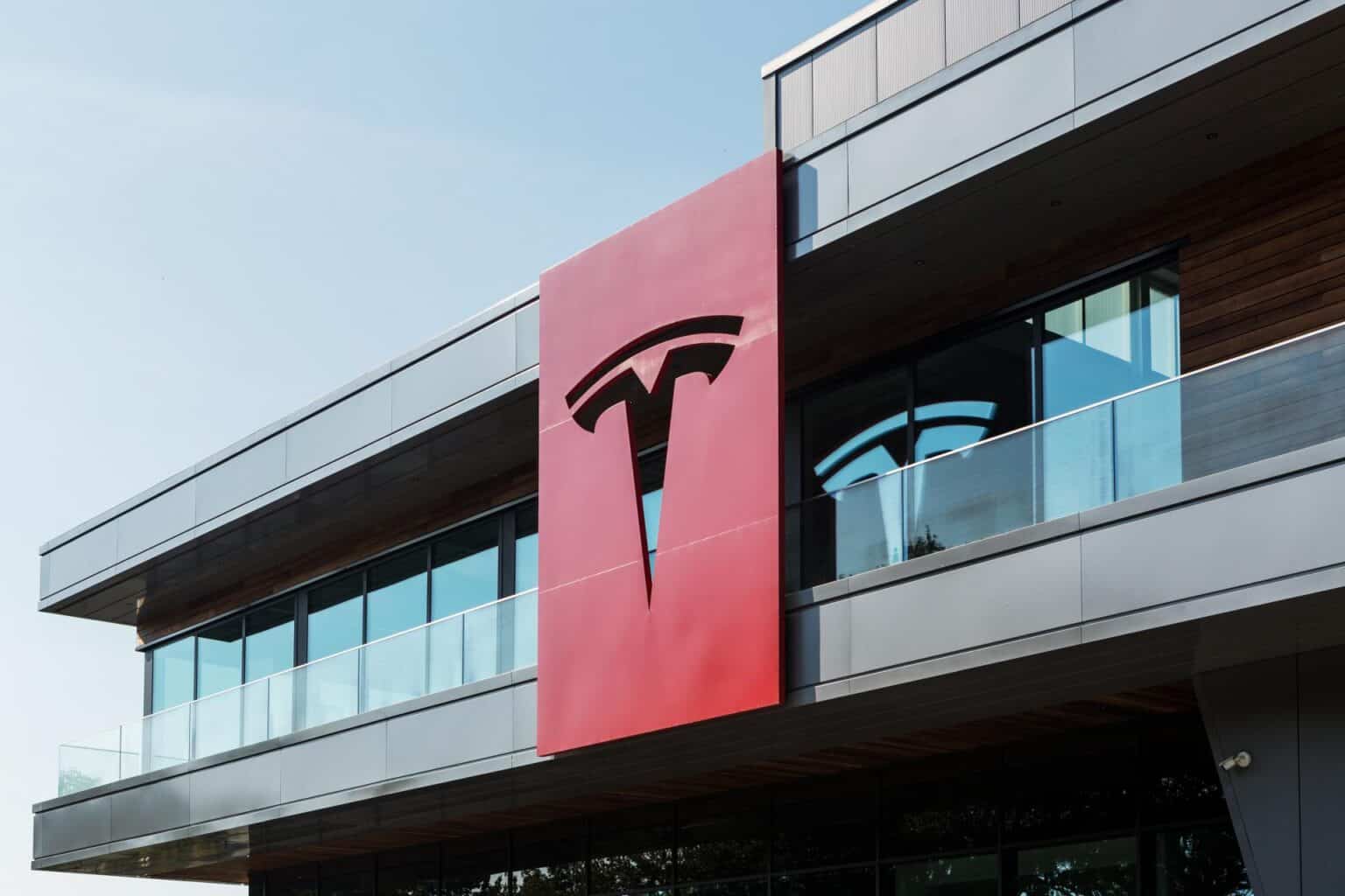 Tesla-Werk Grünheide: Erste Fassaden fertig, neuer Autobahnzubringer geplant