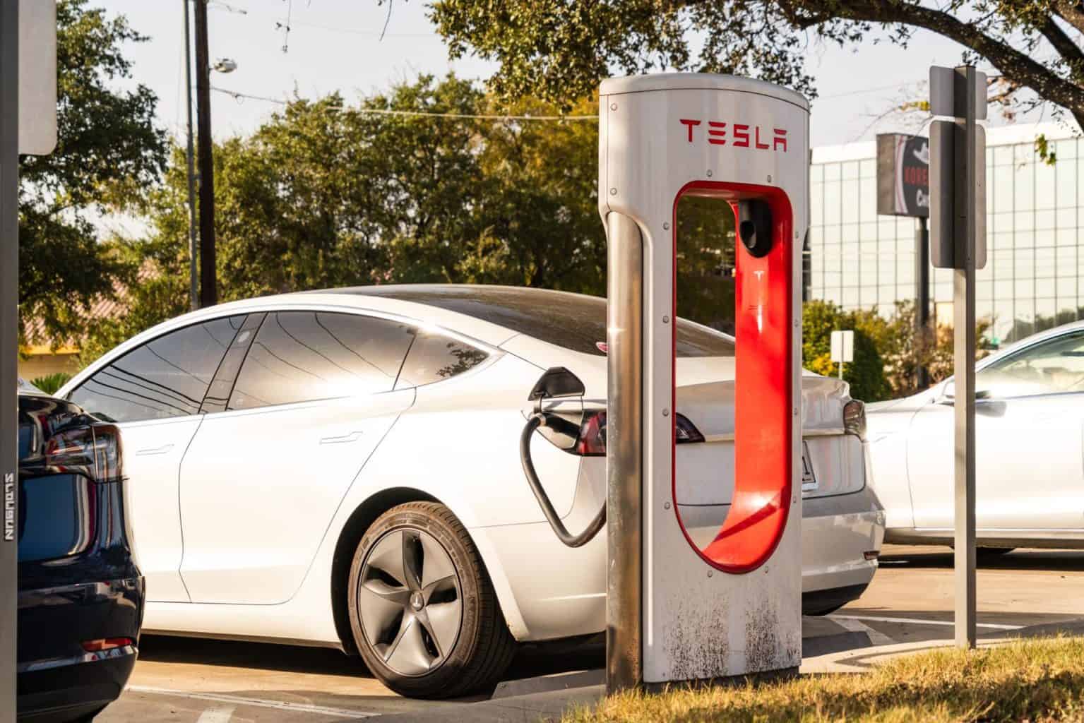Tesla eröffnet weltgrößte Supercharger-Station in den USA