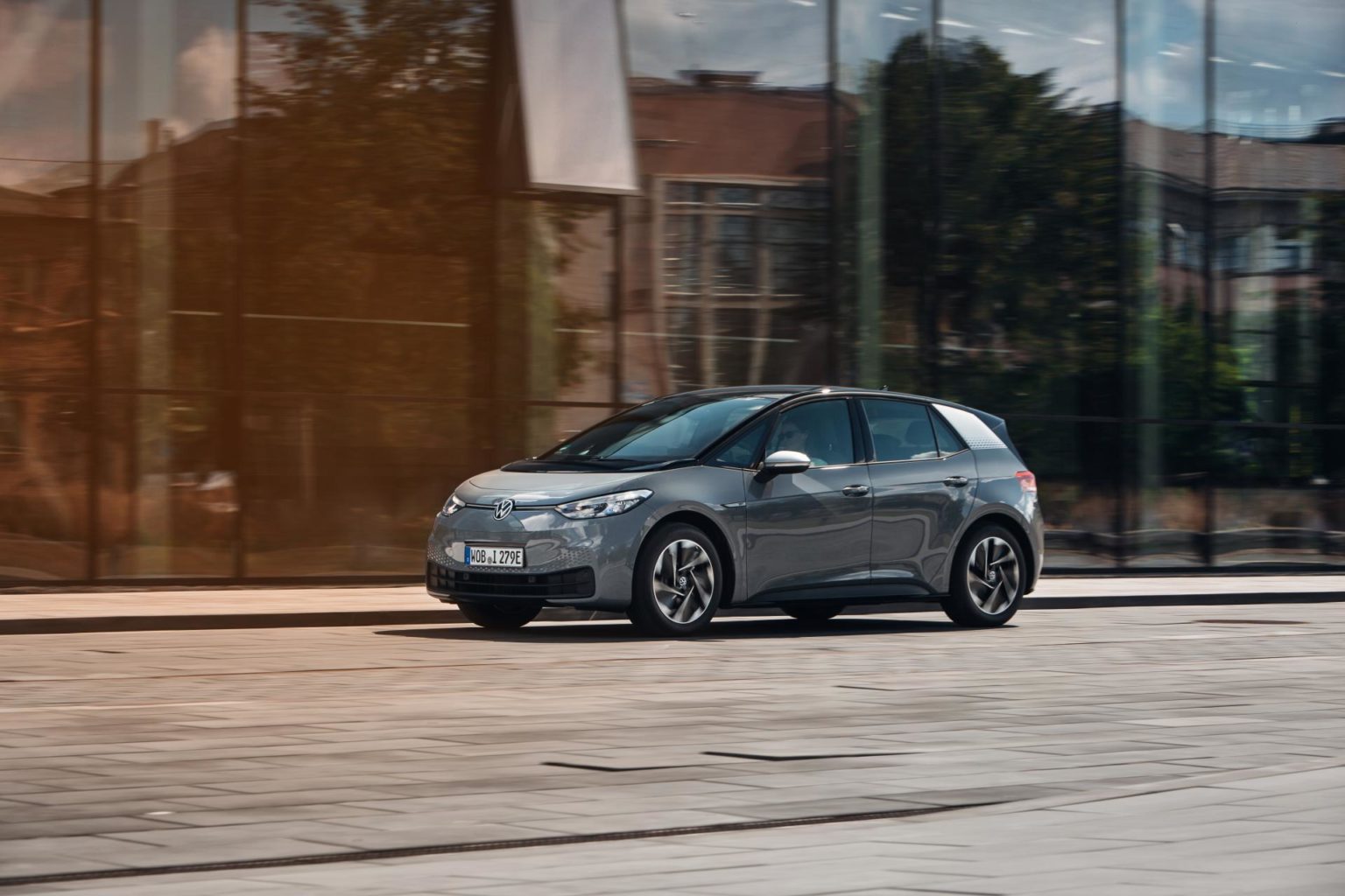 Europas E-Automarkt: Renault ZOE zeigt sich vom VW ID.3 unbeeindruckt