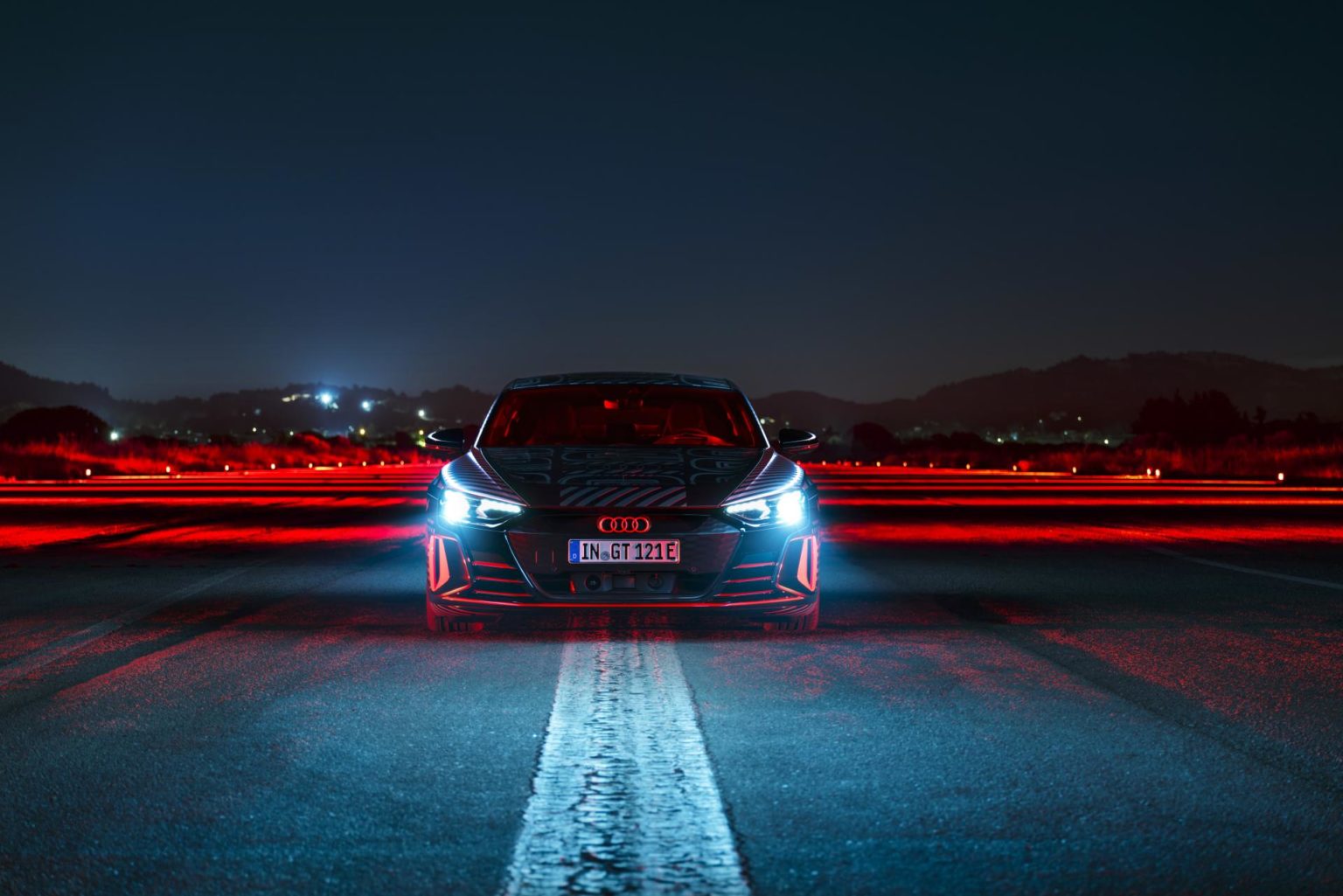 2021 wird Audi verstärkt Strom im Bereich der E-Mobilität geben. Unter anderem mit dem Audi RS e-tron GT, welcher als Porsche Taycan-Alternative, seinen Weg auf die Straße finden wird. Unsere Autoren Wolfgang und Dirk konnten diesen bereits Probe fahren und ihre Meinung zum sportlichen Stromer teilen. Laut Auto Bild sei auch eine Shooting Brake-Variante des Stromers vorstellbar. Quasi, als elektrifizierte Alternative zum Audi RS6. So abwegig erscheint der Gedankengang nicht. Teilt sich der e-tron GT bereits heute 40 Prozent Gleichteile mit dem Taycan. Von dem die zweite Karosserievariante namens Sport Turismo bald das Licht der Welt erblicken soll. Ob es in der Tat zu einem Audi e-tron GT Shooting Brake reicht, wird der Markt beziehungsweise die Nachfrage nach einem solchen bestimmen. Ein RS e-tron GT Shooting Brake könnte theoretisch also in Zukunft den RS 6 beerben. Des Weitere gilt Audi mit dem seligen RS2 als Erfinder des Power-Kombis und könnte diese Geschichte nun in die Zukunft führen. Auch der RS2 wurde einst zusammen mit Porsche entwickelt, wie die Auto Bild zu verstehen gibt. Warum also nicht einen elektrischen Sportkombi als moderne Hommage an den fünfzylindrigen Urahn? Wie vom Taycan gewohnt würde man einige der Linienführungen übernehmen, aber natürlich nicht ohne seine ganz eigene Audi-Konturen mit einzubringen. Beim E-Motor beziehungsweise Antrieb generell kann man davon ausgehen, dass man auf die Motorisierung des RS e-tron GT setzt, welcher 598 PS (646 PS im Overboost) leistet. Damit soll das Auto in rund zwölf Sekunden von 0 auf 200 km/h sprinten und eine Spitze von etwa 250 km/h erreichen. In etwas unter 3,5 Sekunden beschleunigt der Wagen auf 100 km/h. Die Reichweite dürfte bei etwa 430 Kilometern liegen. Der normale e-tron GT wird wohl ab knapp unter 100.000 Euro zu haben sein und Anfang 2021 zu den Kunden rollen. Falls eine Shooting-Brake-Variante kommen sollte, dürfte sie ein paar Tausender mehr kosten Quelle: AutoBild - Ein Audi RS e-tron GT Shooting Brake wäre ein elektrischer RS 6
