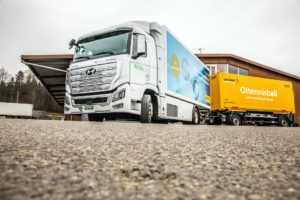 Wasserstoff-LKW fährt für die Post über Schweizer Strassen