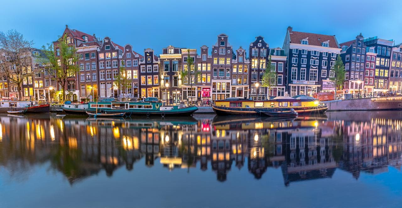 TotalEnergies erweitert Ladenetz von Amsterdam um 2.200 neue Ladepunkte
