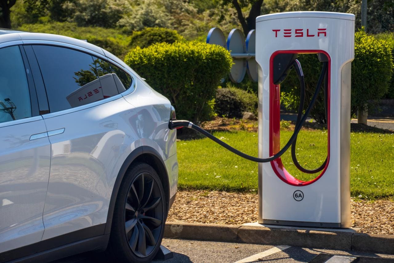 Gerüchte um Tesla Supercharger V4 mit 350 kW Ladeleistung