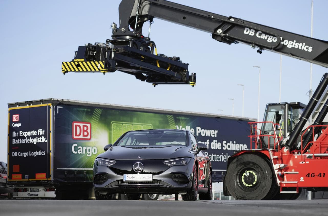 Mercedes-Benz bringt Batterie künftig auf die Schiene