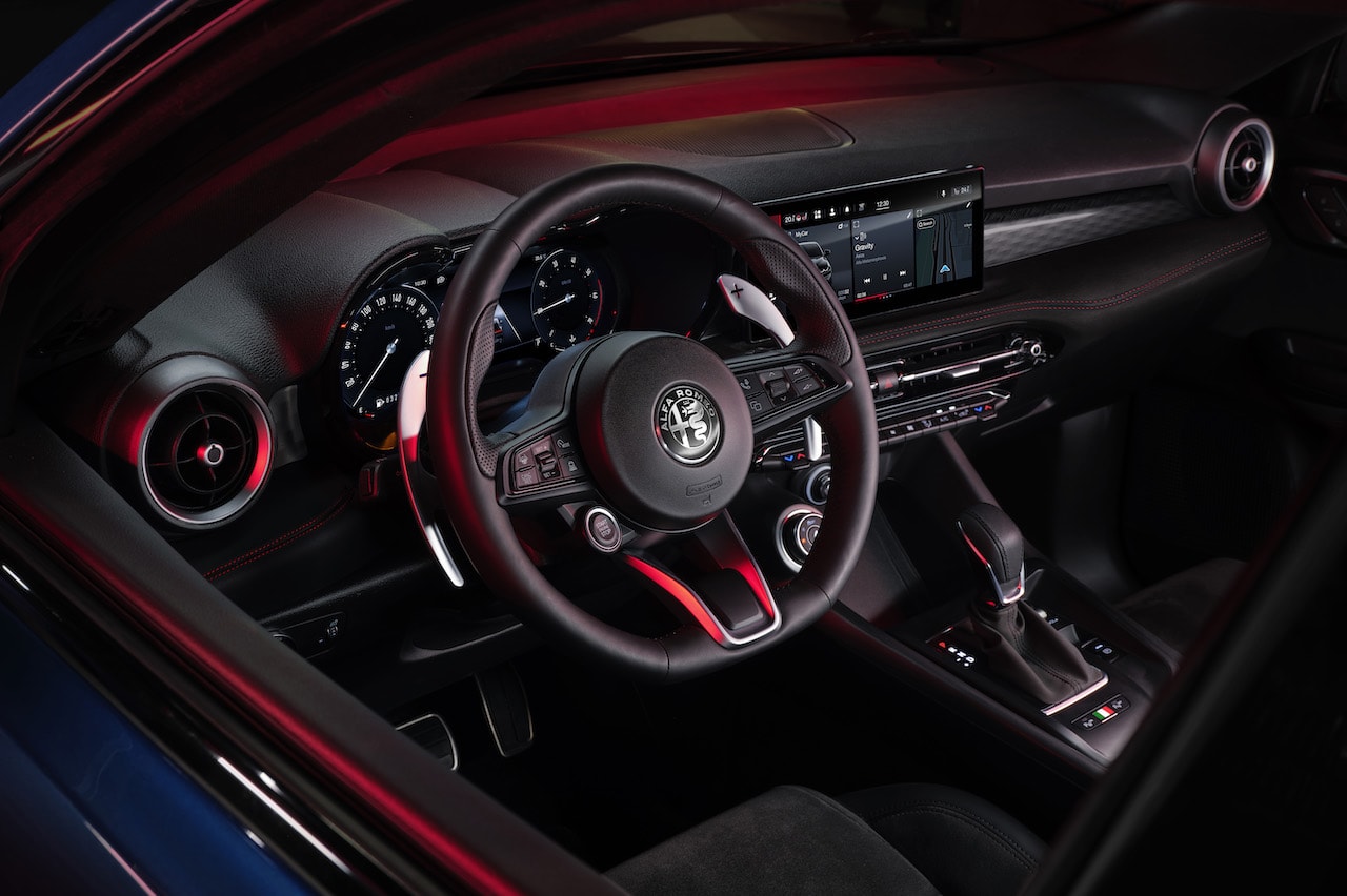 Alfa-Romeo-Tonale-Plug-in-Hybrid-Cockpit