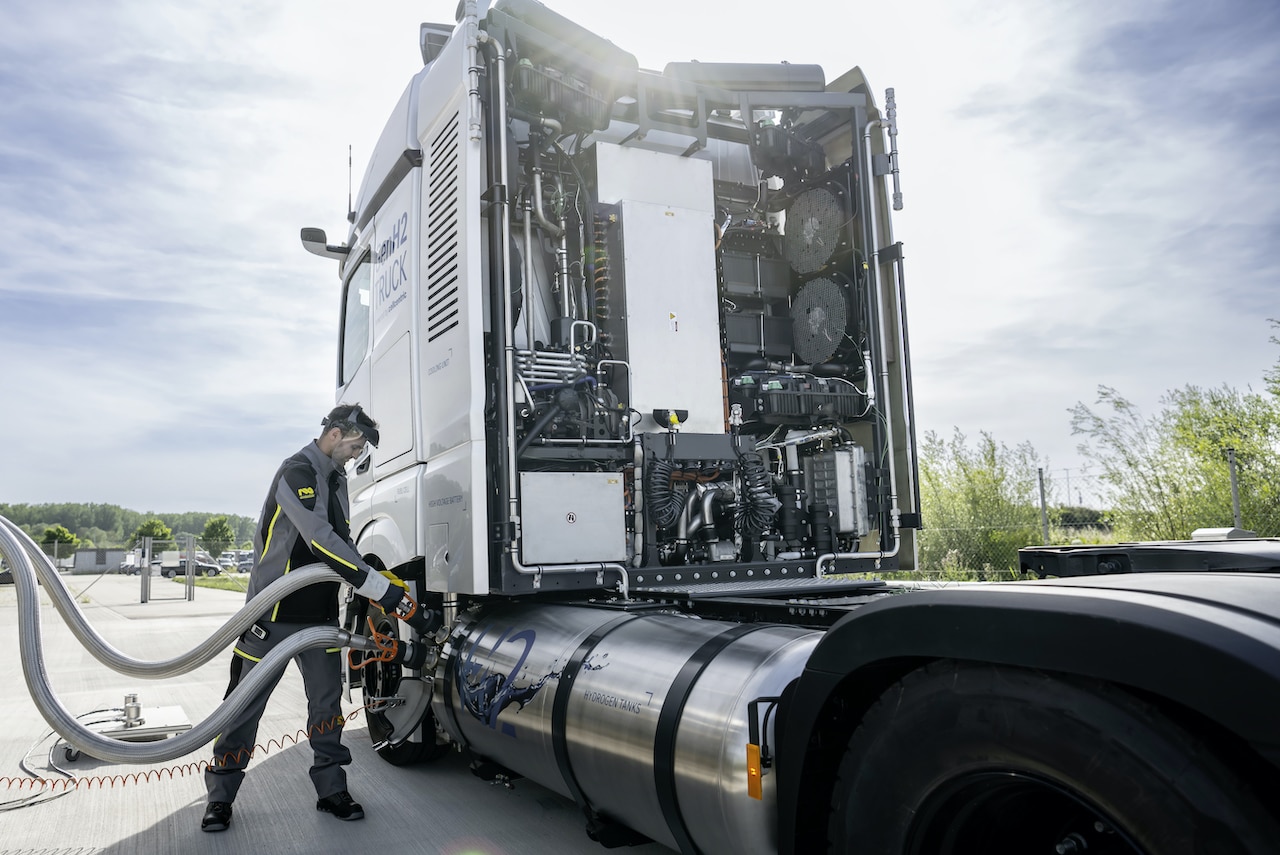 Daimler Truck testet erste Brennstoffzellen-Lkw mit Flüssigwasserstoff