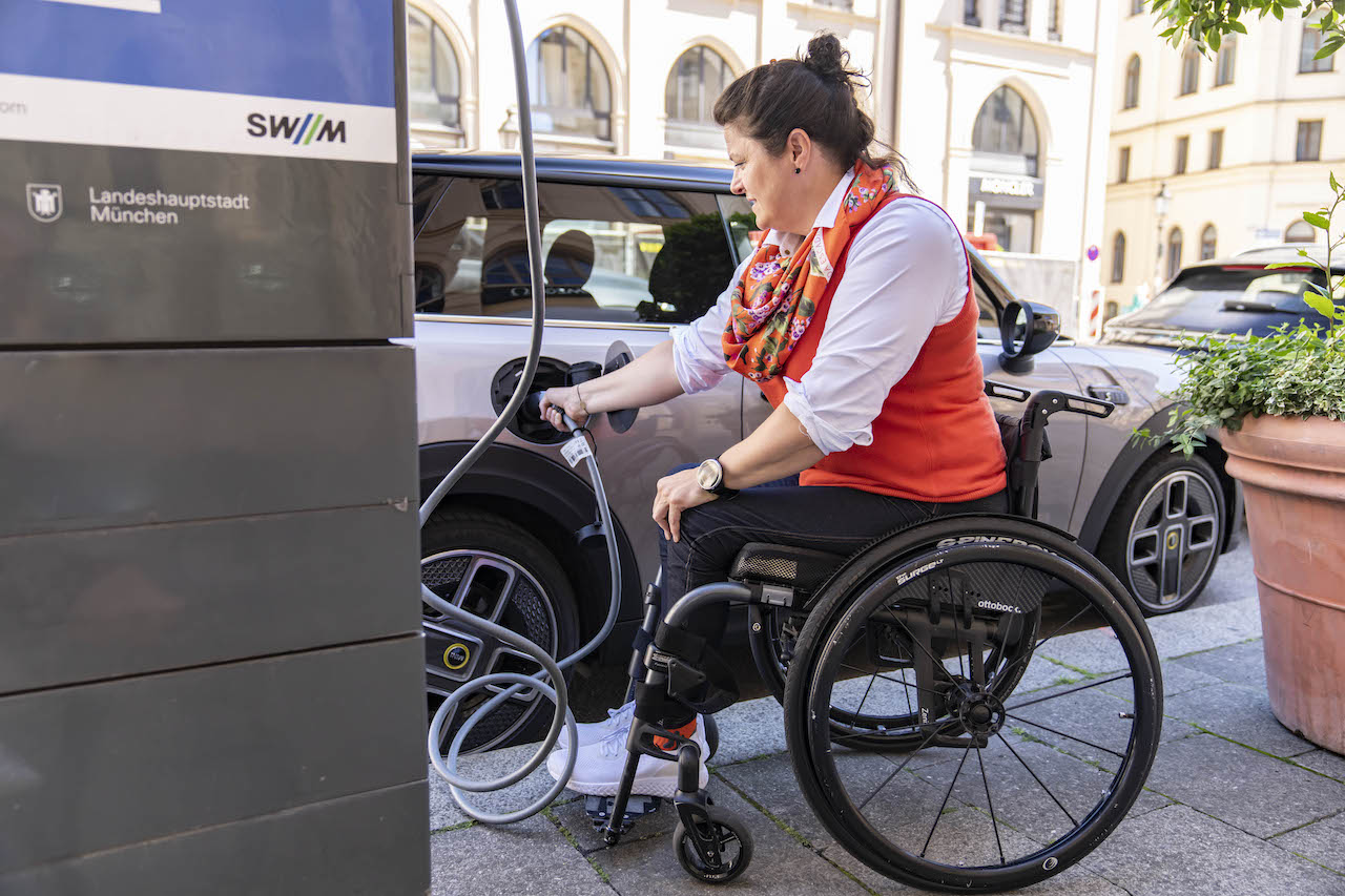 MINI Cooper SE: E-Auto-Fahrspaß für Menschen mit Behinderung