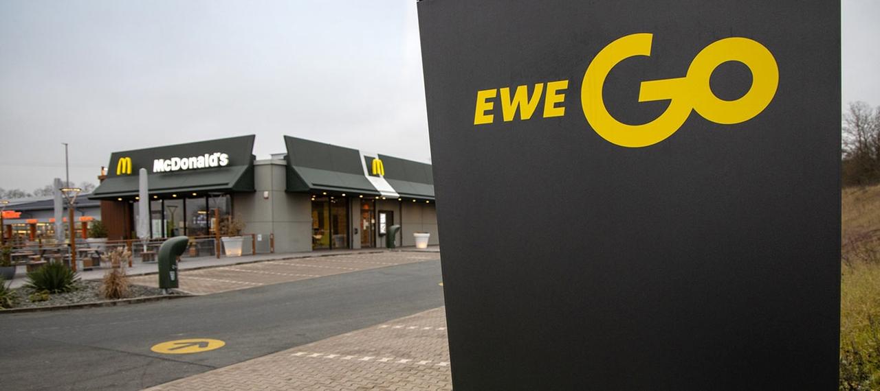 EWE Go und McDonald’s nehmen 250. Ladesäule in Betrieb