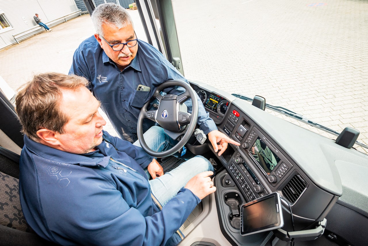 Scania-Elektro-Lkw-Schulung-Cockpit