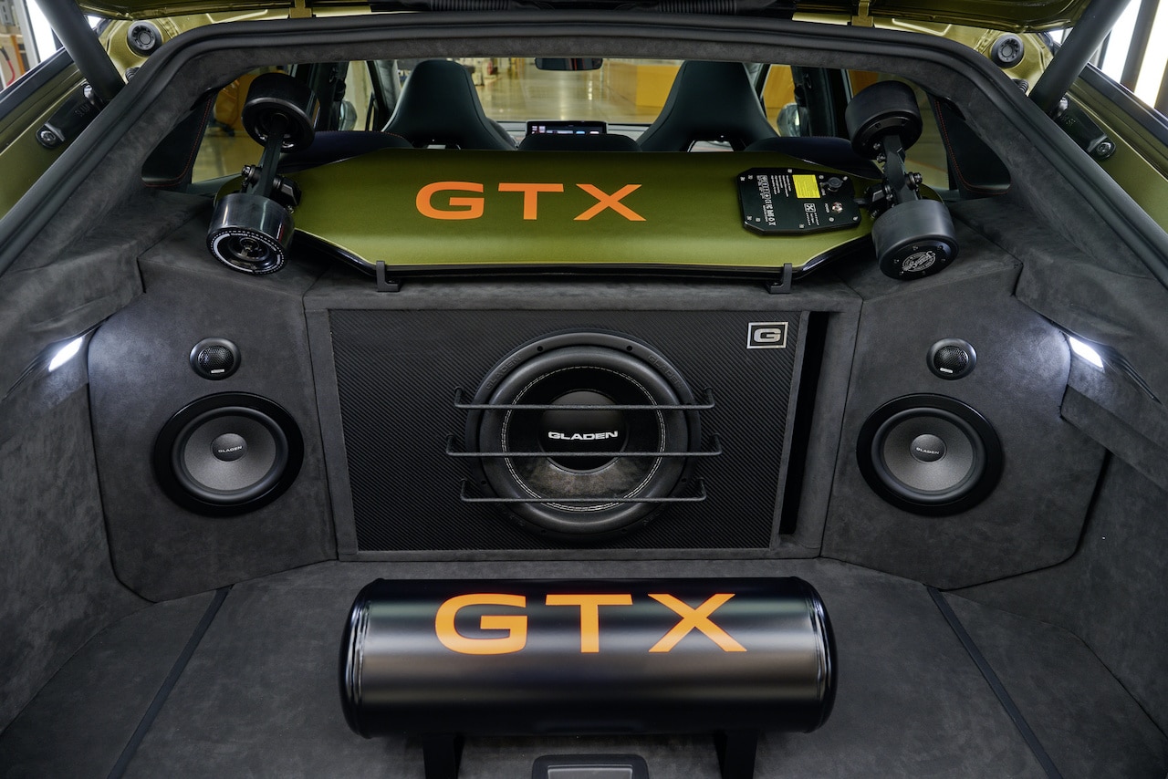 VW-Elektroauto-ID5-GTX-Xcite-Soundanlage-Skateboard