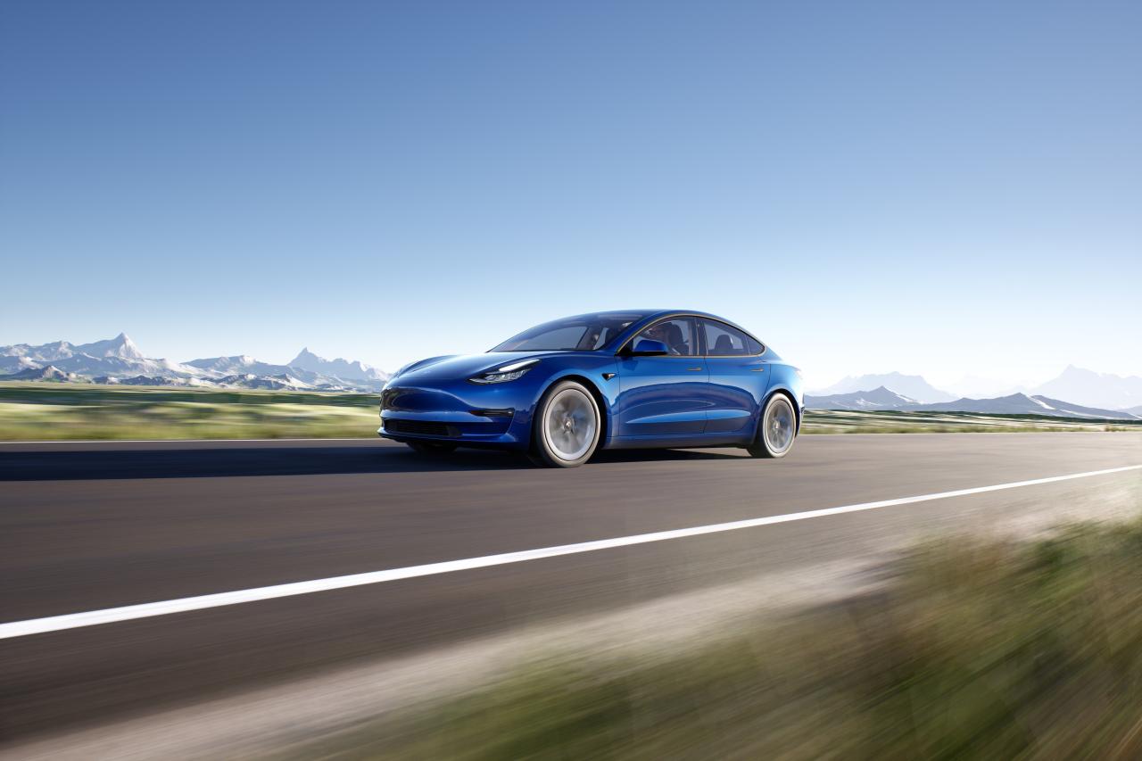 Blaues Tesla Model 3