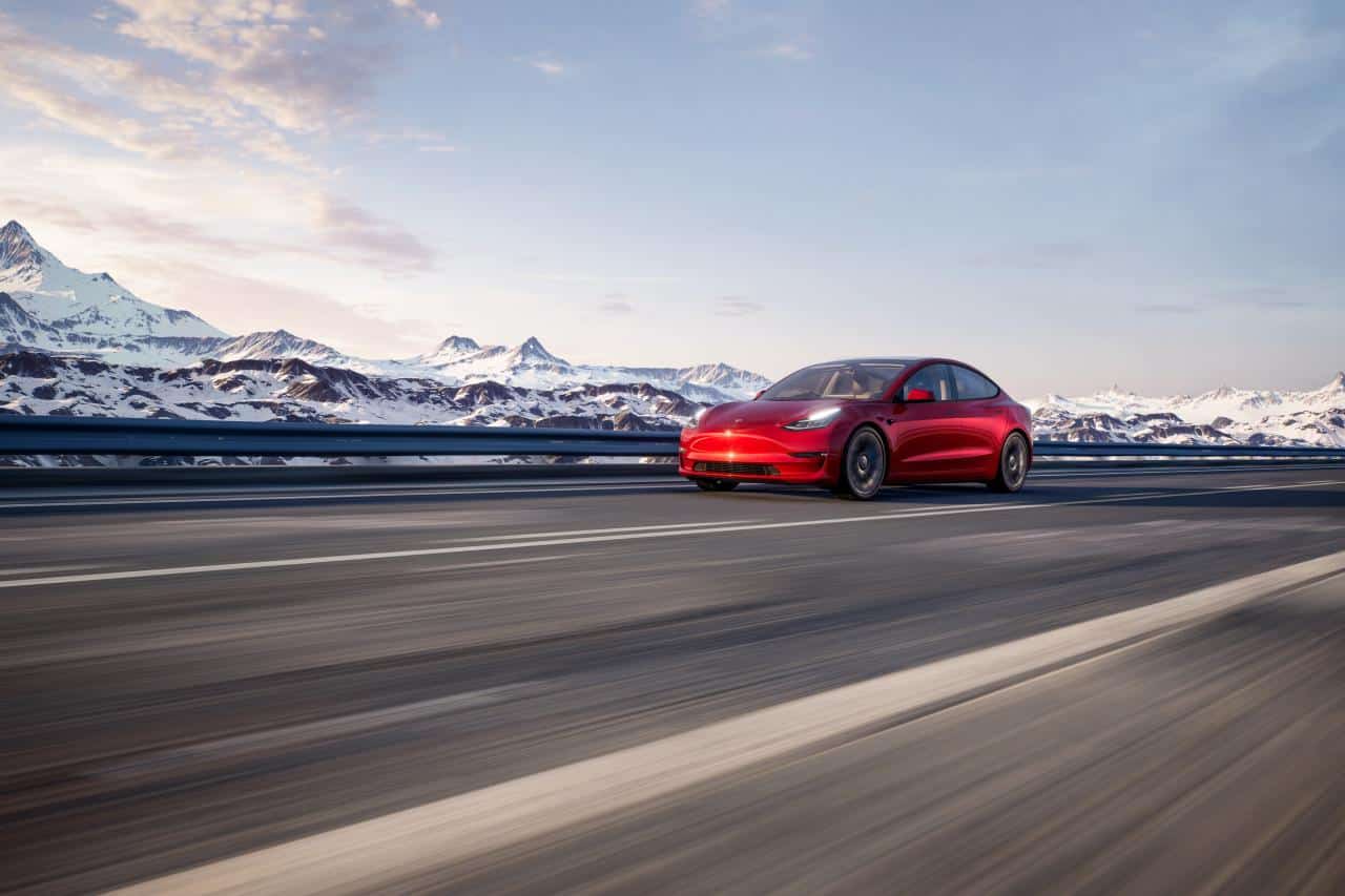 Rotes Tesla Model 3 auf Schnellstraße