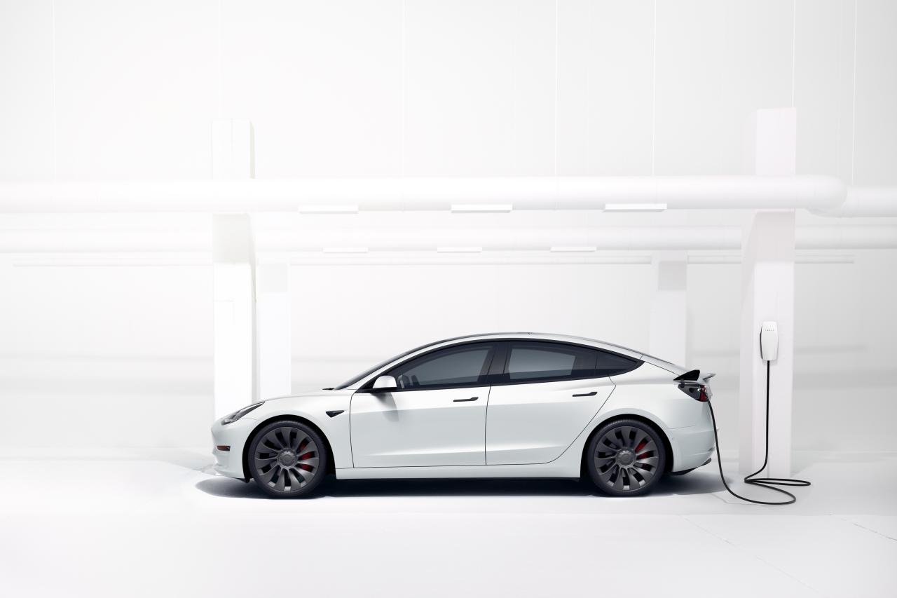 Tesla Model 3 beim Laden