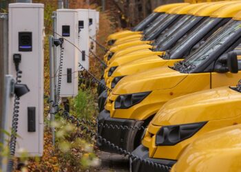 Ausbau der E-Mobilität: Die Deutsche Post DHL Group will als erstes Logistikunternehmen seine logistikbezogenen Emissionen bis 2050 auf null reduzieren. (Foto: Ronald Rampsch/Adobe Stock)