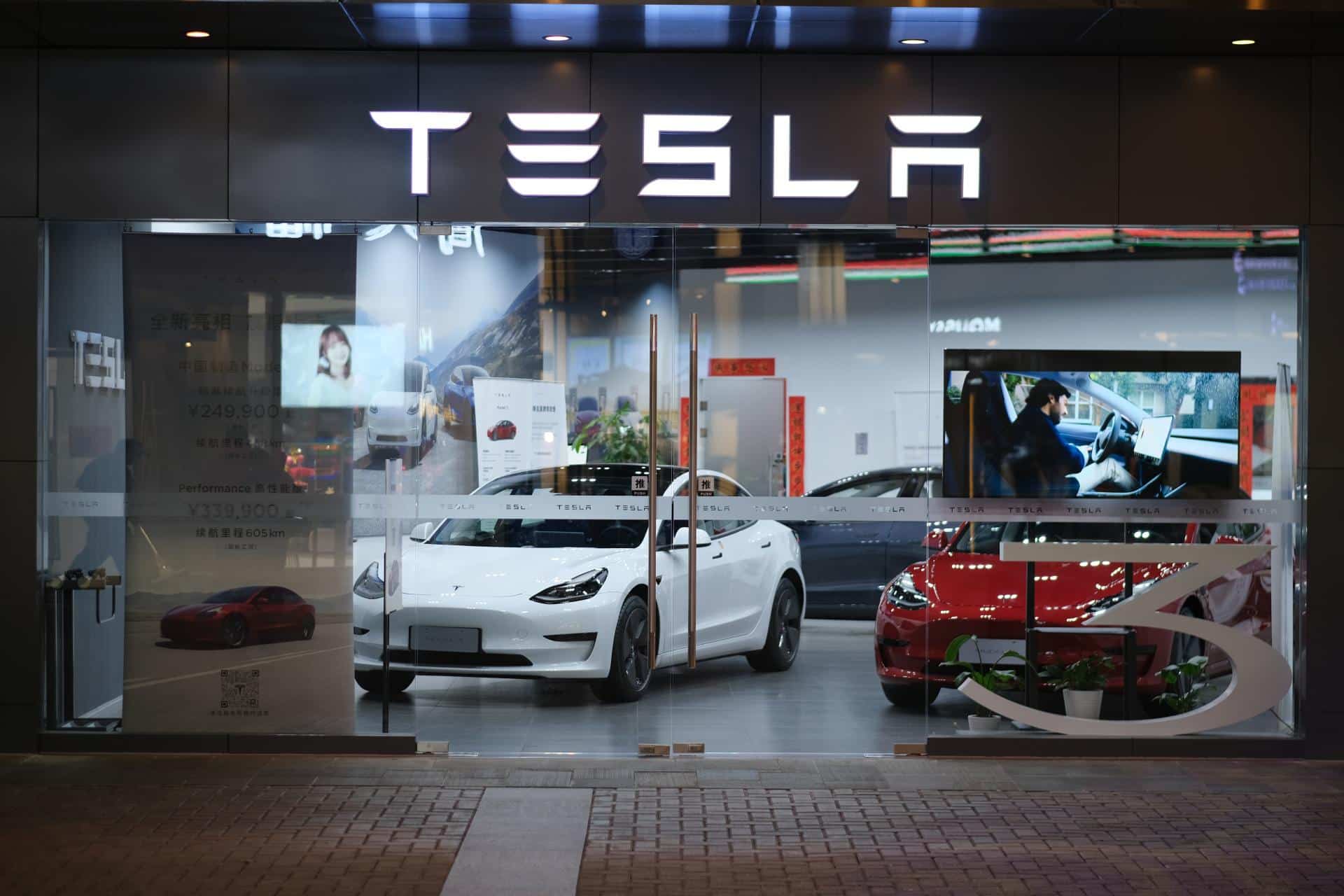 Tesla inwestuje w Polsce, ale też powoduje zamieszanie
